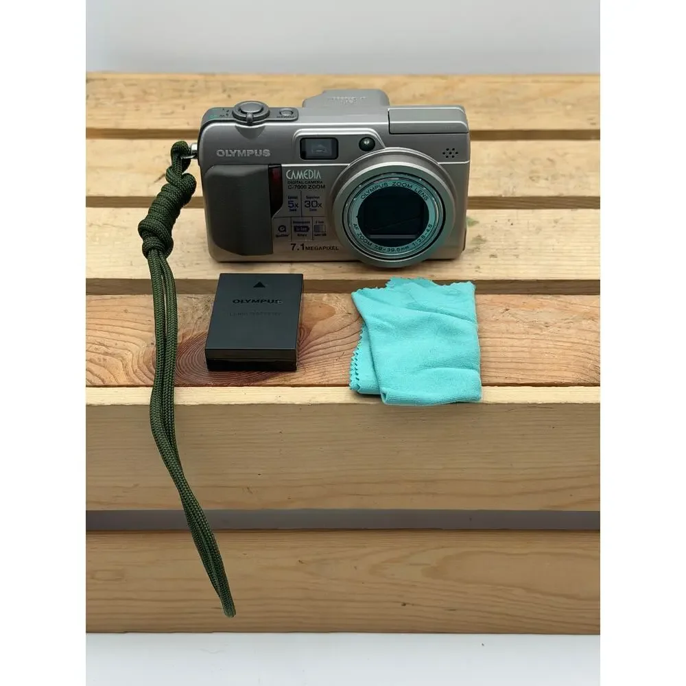 Olympus Camedia C-7000 Zoom 7.1MP Digital Camera w/ Battery, Lowepro Case, Strap